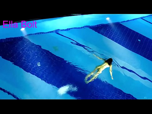 ❤️ Non podo deixar de mirar, unha moza loira que é sorprendida nadando espida na piscina do resort ELLA BOLT ❤️ Porno casero a nós gl.tuberxxx.ru ❌️